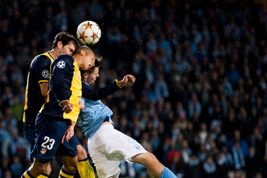 Atletico Madrids Miranda och Diego Godin i nickduell med