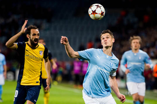 s Markus Rosenberg och Atletico Madrids Juanfran