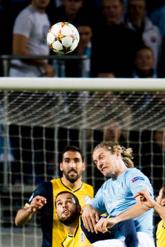 s Markus Halsti i nickduell med Atletico Madrids Arda Turan