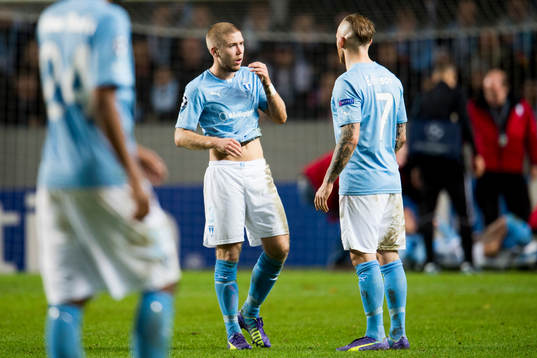s Anton Tinnerholm pratar med Malmö FF:s Magnus Eriksson