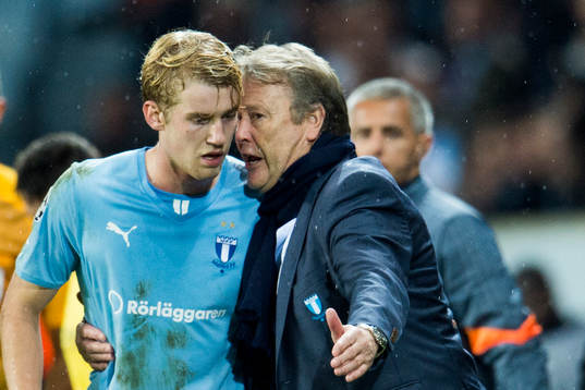 s Filip Helander får instruktioner av tränare Åge Hareide