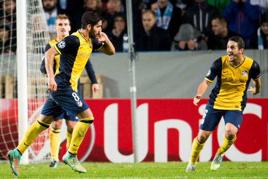 Atletico Madrids Raul Garcia (tv) jublar ihop med Koke (th)