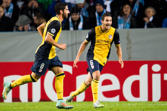 Atletico Madrids Raul Garcia (tv) jublar ihop med Koke (th)