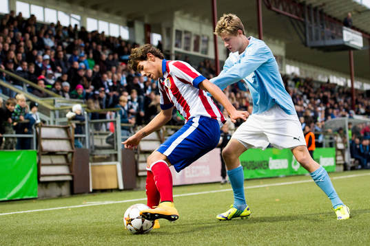 Atlético Madrids Fracois Hernandez Theo Bernard och Malmö