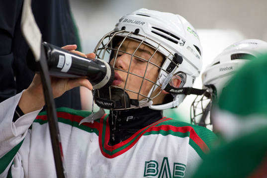Rögles Benjamin Tannus dricker vatten