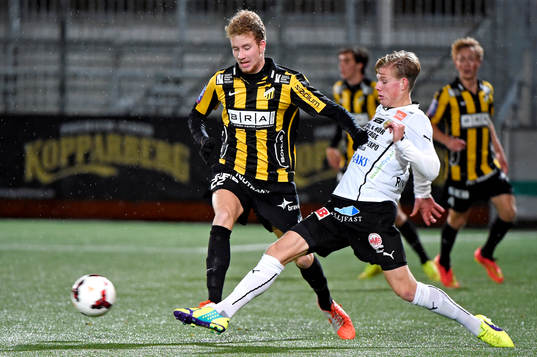 Häckens Samuel Gustafson och Mjällbys Erik Björkander