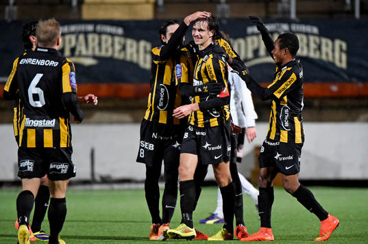 Häckens Sebastian Ohlsson firar