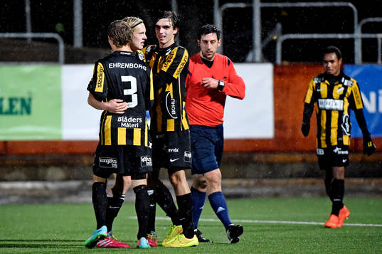 Häckens Gustav Berggren firar med Adam Andersson och Egzon