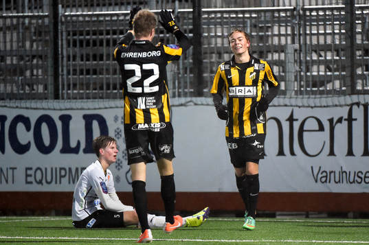 Häckens Adam Andersson firar