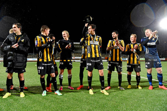 Häckens Sebastian Ohlsson lyfter guldpokalen