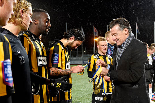 Häckens spelare får guldmedaljerna av Svenska