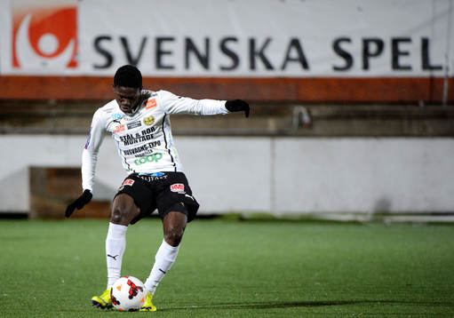 Mjällbys Conte Bonsu skjuter bollen