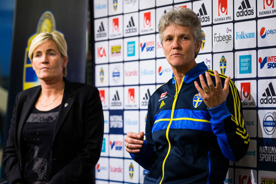 Sveriges assisterande förbundskapten Lilie Persson och
