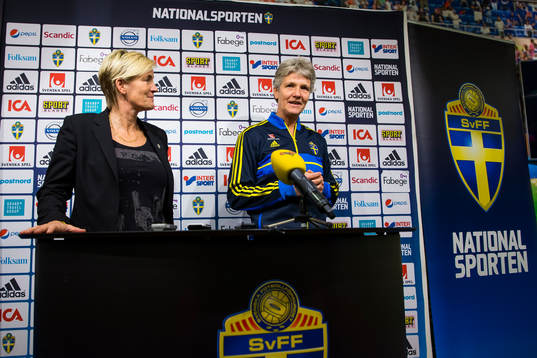 Sveriges assisterande förbundskapten Lilie Persson och