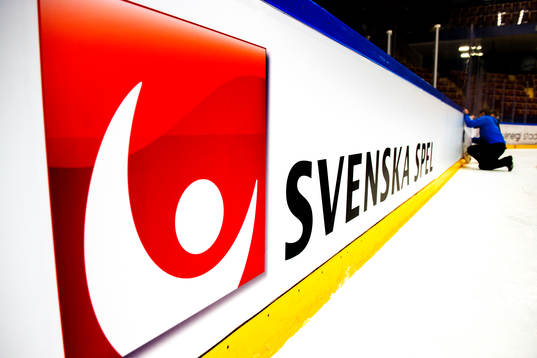 Ny reklam sätts upp på sargen inne på Tegera Arena