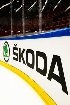 Ny reklam sätts upp på sargen inne på Tegera Arena