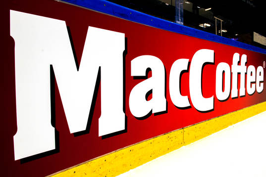 Ny reklam sätts upp på sargen inne på Tegera Arena