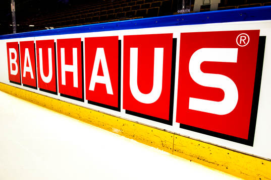 Ny reklam sätts upp på sargen inne på Tegera Arena