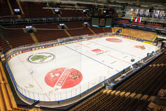 Isen förbereds inne på Tegera Arena