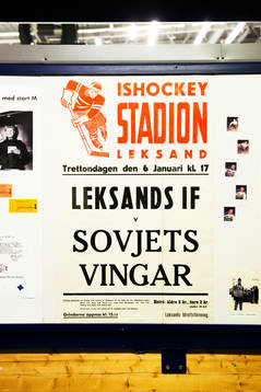 Gammal affisch på en vägg inne på Tegera Arena
