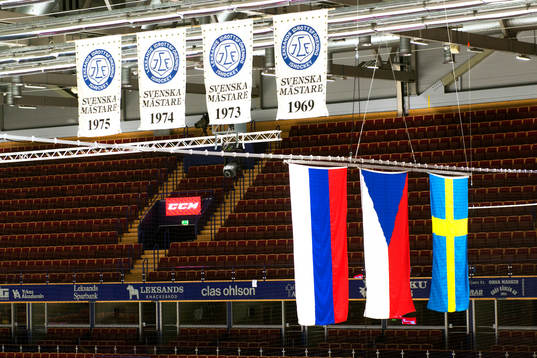 Flaggor hängandes i taket inne på Tegera Arena