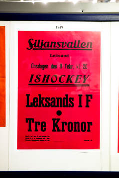 Gammal affisch på en vägg inne på Tegera Arena