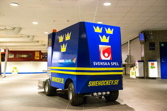 En ismaskin i mindre format ståendes i entrén till Tegera