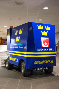 En ismaskin i mindre format ståendes i entrén till Tegera
