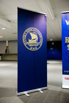 En banderoll före ishockeymatchen i Karjala Cup mellan