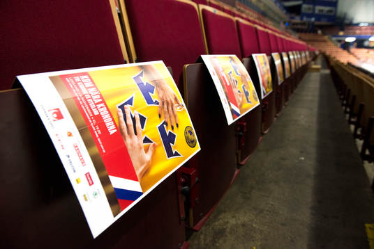 Reklam på läktaren inne på Tegera Arena före