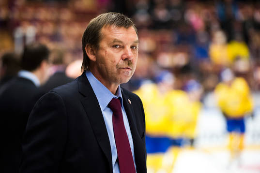 Rysslands huvudtränare Oleg Znarok före ishockeymatchen i