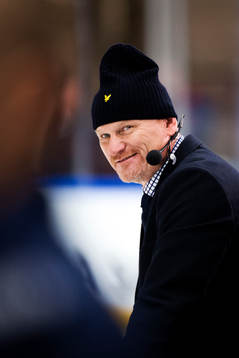 Viasats Håkan Södergren före ishockeymatchen i Karjala