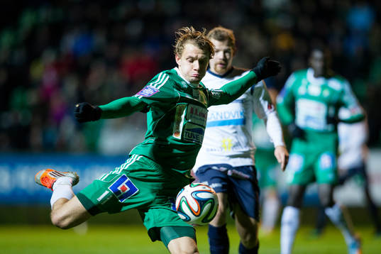 Ljungskiles Jakob Olsson skjuter ett skott
