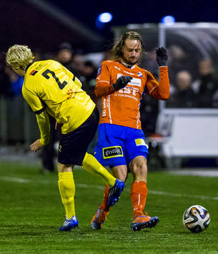 Frejs Hampus Jönsson försöker stoppa Östers Patrik