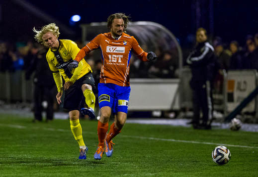 Frejs Hampus Jönsson försöker stoppa Östers Patrik