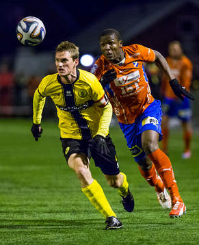 Frejs Jonatan Lundevall och Östers Alhaji Gero jagar bollen