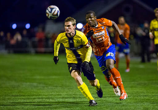 Frejs Jonatan Lundevall och Östers Alhaji Gero jagar bollen