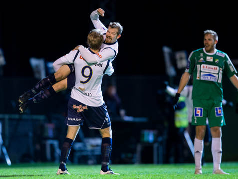 Gefles Jonas Lantto jublar och hissas av Johan Oremo