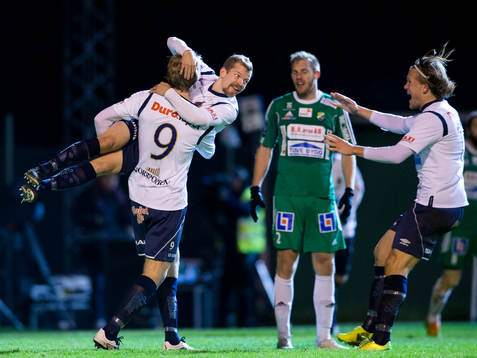 Gefles Jonas Lantto jublar och hissas av Johan Oremo