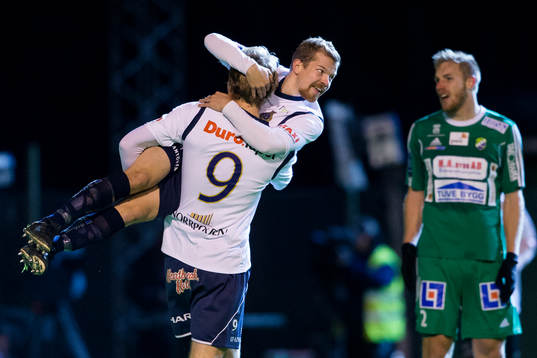 Gefles Jonas Lantto jublar och hissas av Johan Oremo
