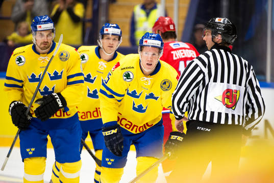 Sveriges Andreas Engqvist, i mitten, jublar