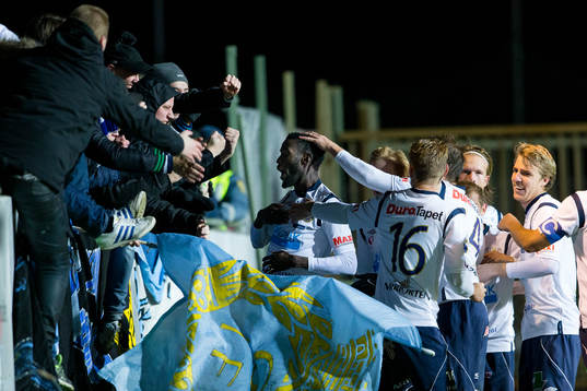 Gefles Dioh Williams jublar framför tillresta Gefle