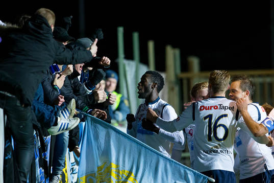 Gefles Dioh Williams jublar framför tillresta Gefle
