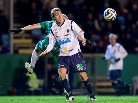 Gefles Johan Oremo vinner bollen