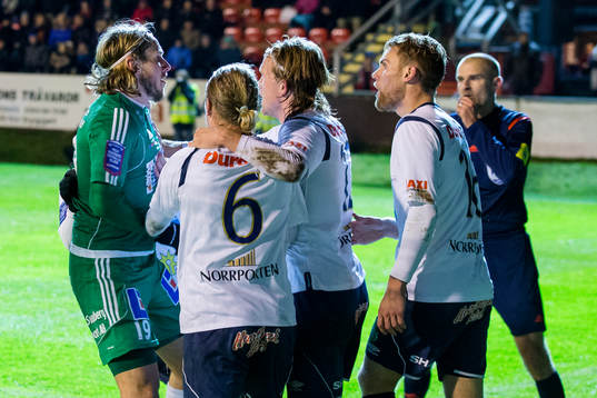 Stökigt mellan Ljungskiles David Johannesson och Gefles