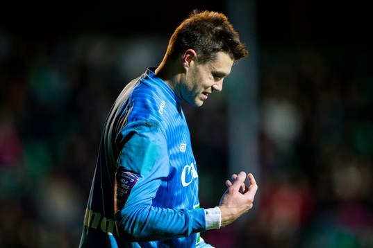 Gefles målvakt Emil Hedvall har ont i handen