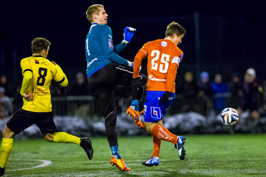 Östers målvakt Oscar Berglund och Johan Andersson krockar