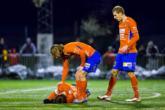 Östers Johan Andersson ligger skadad och Patrik Bojent och