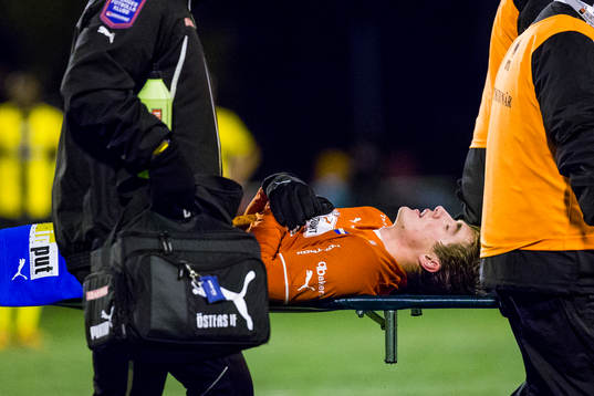 Östers Johan Andersson tvingas lämna planen skadad