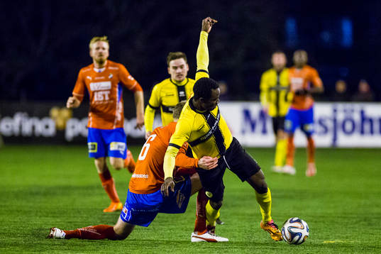 Östers Mario Vasilj försvarar sig mot Frejs Sam Johnson